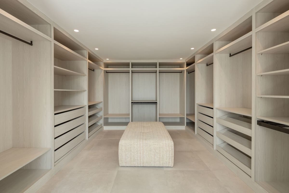 5 bedroom Villa for sale in Benahavis with pool garage - € 8,350,000 (Ref: 9672335)