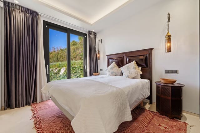 Chalet de 6 habitaciones en Nueva Andalucia, Marbella en venta con piscina - 4.190.000 € (Ref: 9672336)