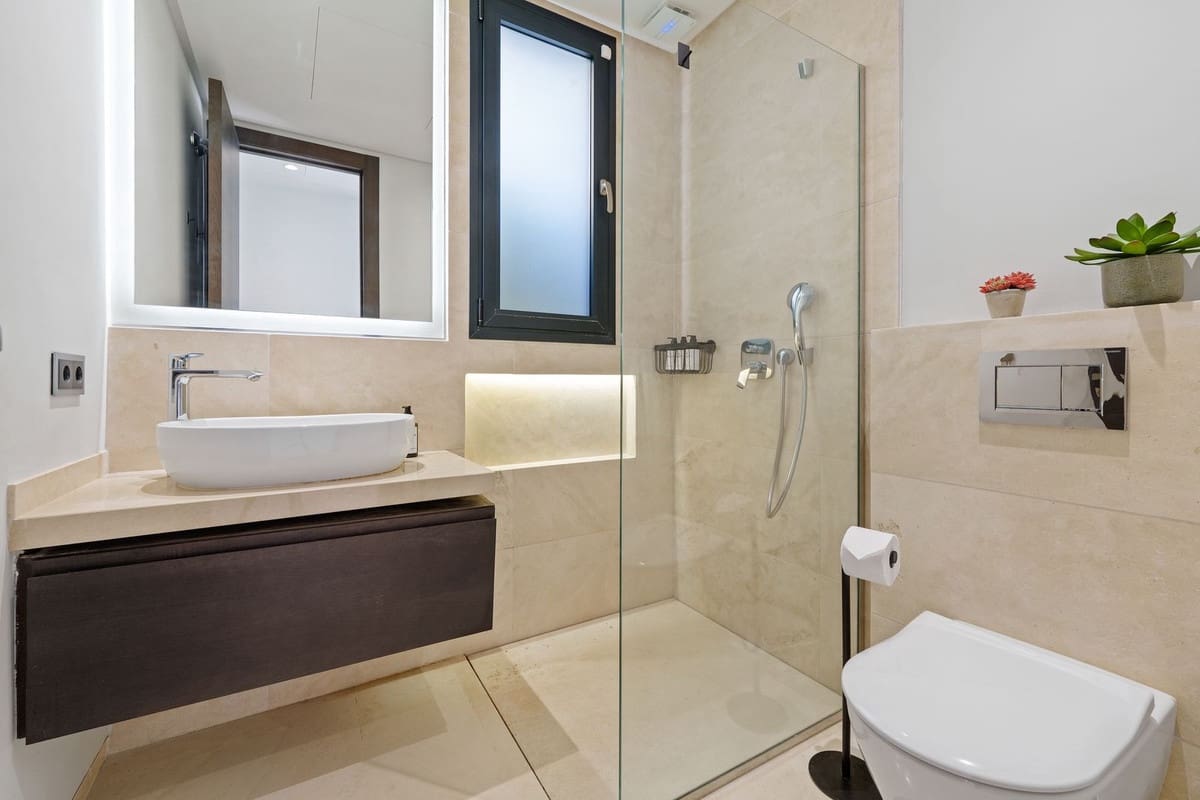 6 slaapkamer Villa te koop in Nueva Andalucia met zwembad - € 4.190.000 (Ref: 9672336)