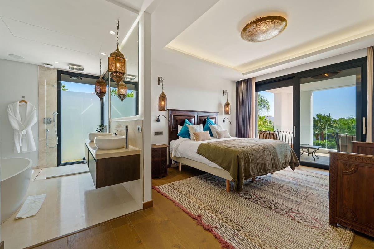 6 slaapkamer Villa te koop in Nueva Andalucia met zwembad - € 4.190.000 (Ref: 9672336)