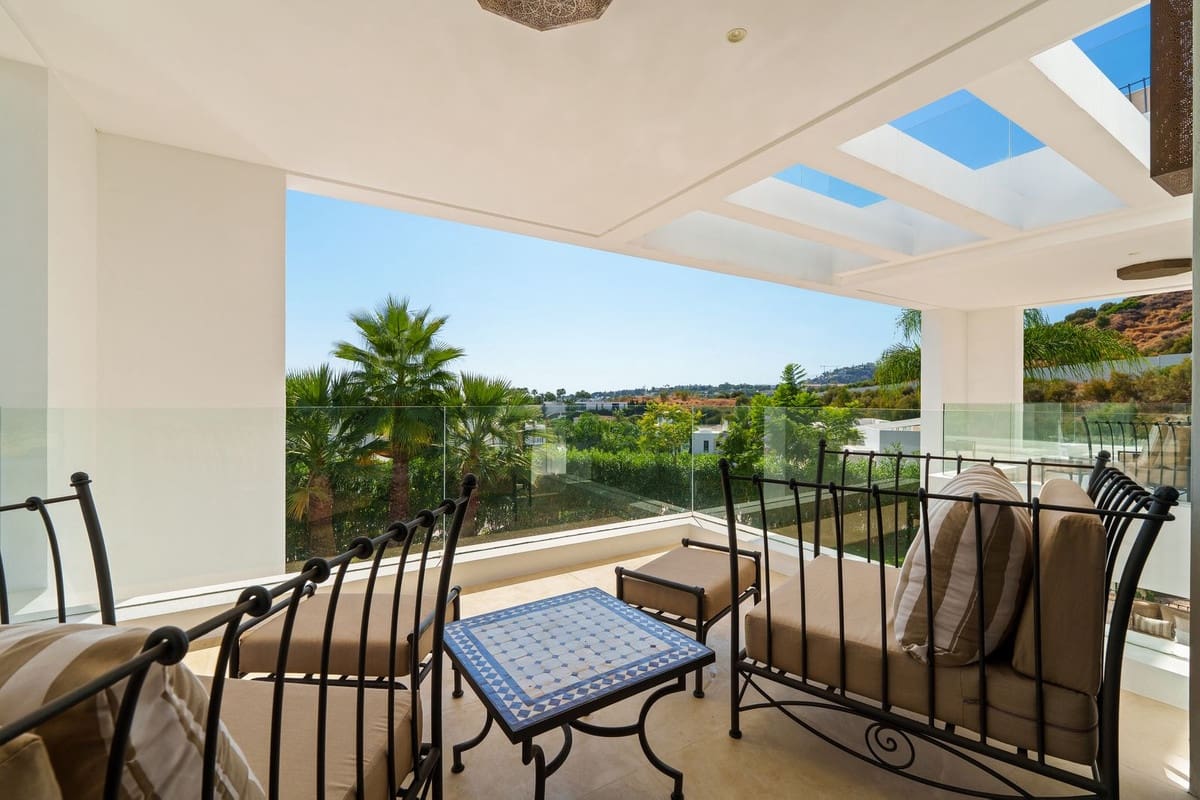 6 slaapkamer Villa te koop in Nueva Andalucia met zwembad - € 4.190.000 (Ref: 9672336)