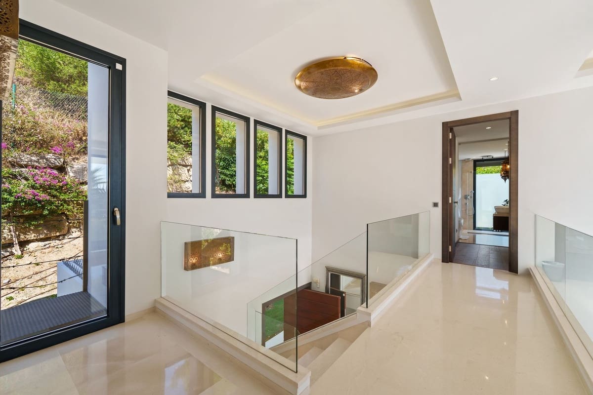 6 bedroom Villa for sale in Nueva Andalucia with pool - € 3,895,000 (Ref: 9672336)