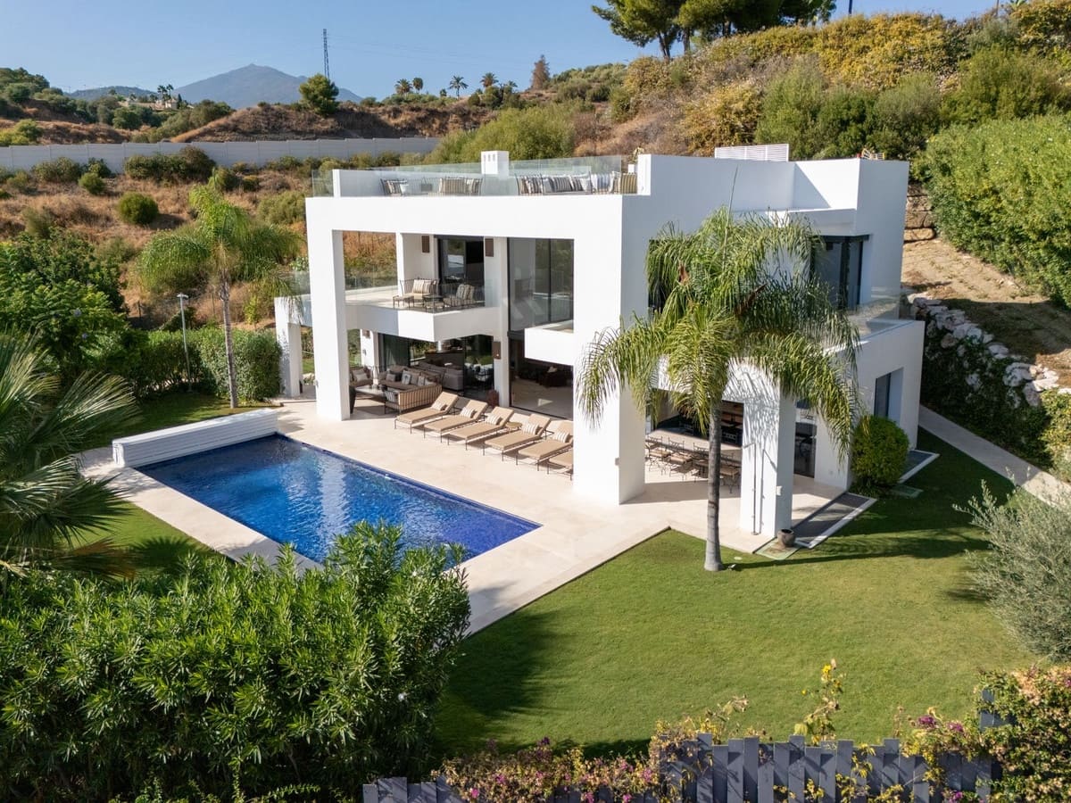 6 bedroom Villa for sale in Nueva Andalucia with pool - € 3,895,000 (Ref: 9672336)