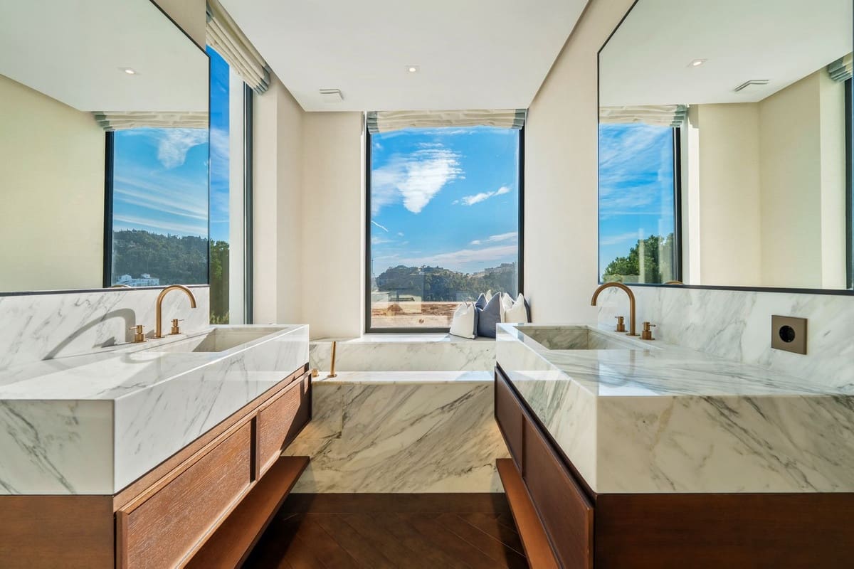 5 bedroom Villa for sale in Benahavis with pool garage - € 8,995,000 (Ref: 9676001)