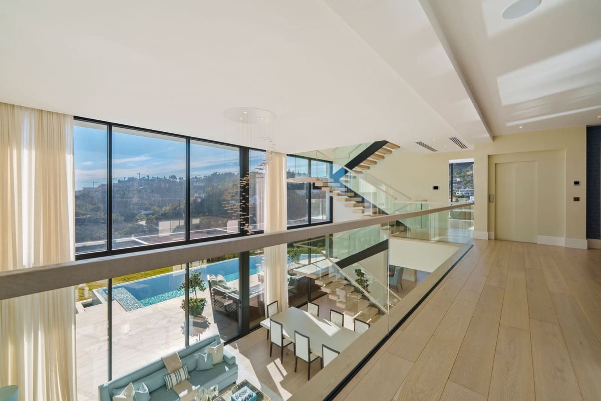 5 bedroom Villa for sale in Benahavis with pool garage - € 8,995,000 (Ref: 9676001)