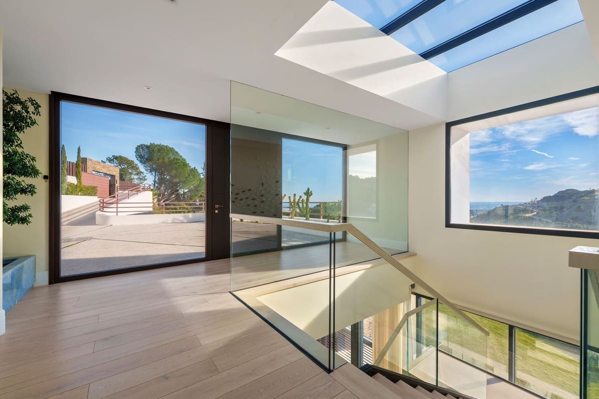 5 bedroom Villa for sale in Benahavis with pool garage - € 8,995,000 (Ref: 9676001)