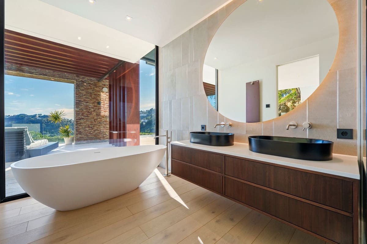 5 bedroom Villa for sale in Benahavis with pool garage - € 8,995,000 (Ref: 9676001)