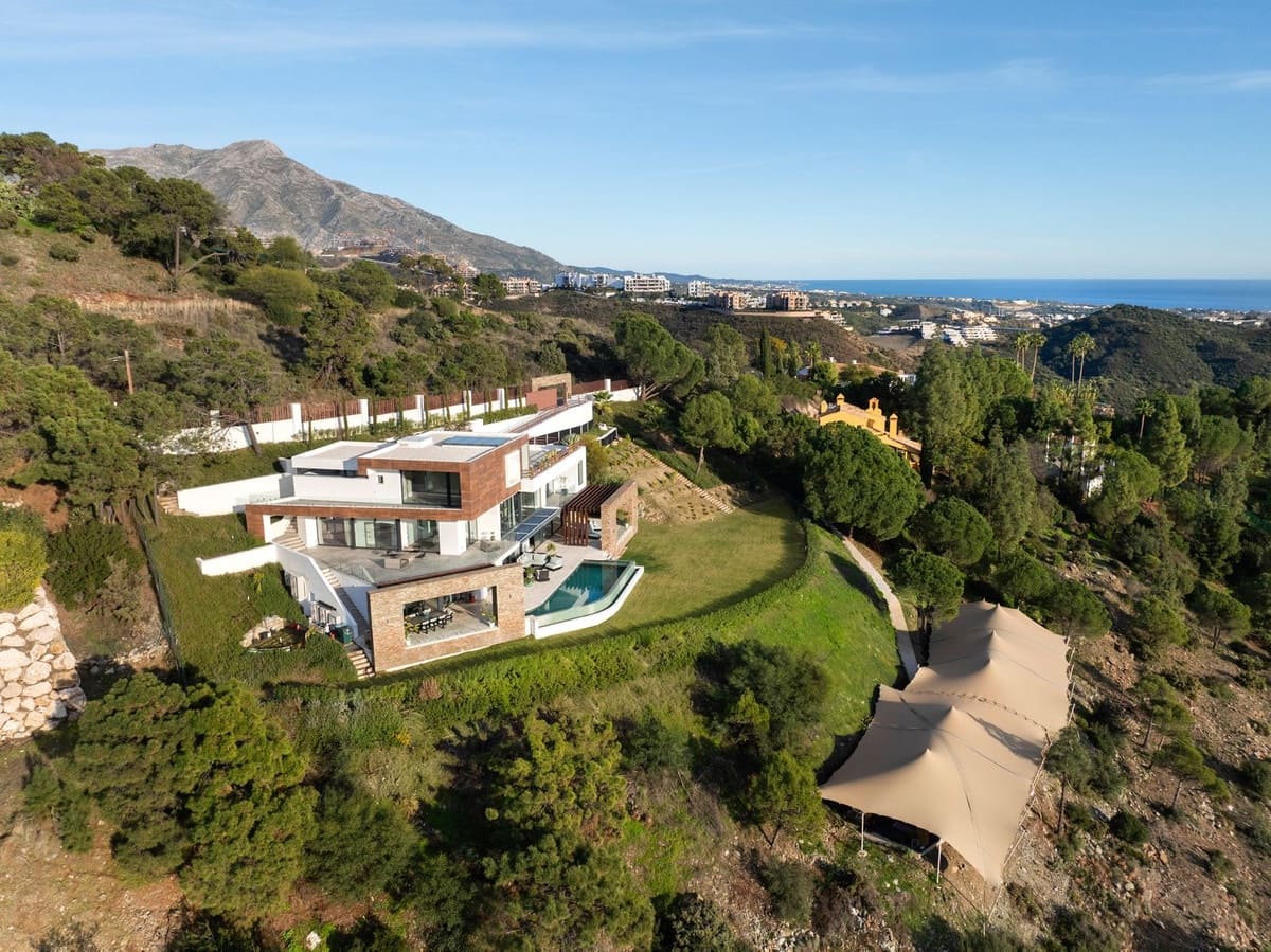 5 bedroom Villa for sale in Benahavis with pool garage - € 8,995,000 (Ref: 9676001)