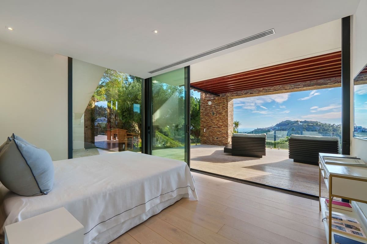5 bedroom Villa for sale in Benahavis with pool garage - € 8,995,000 (Ref: 9676001)