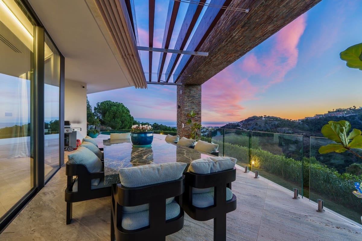 5 bedroom Villa for sale in Benahavis with pool garage - € 8,995,000 (Ref: 9676001)