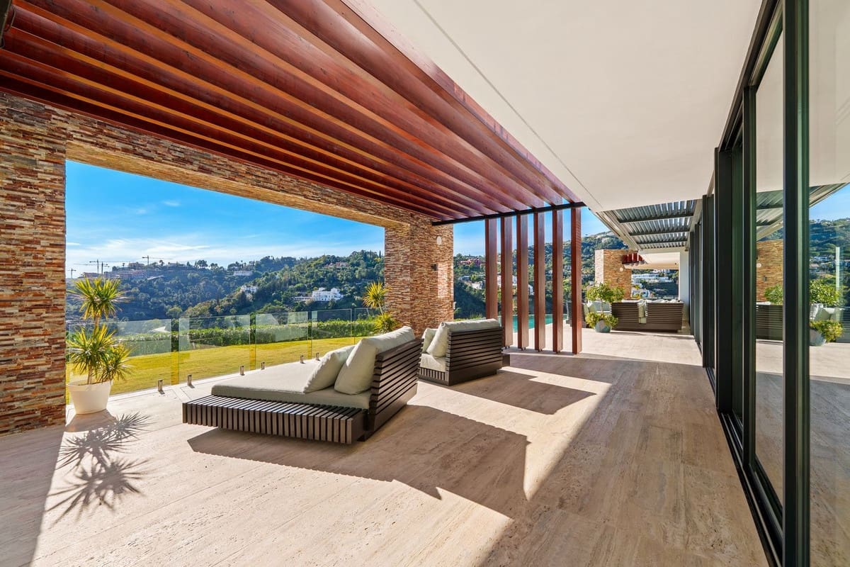 5 bedroom Villa for sale in Benahavis with pool garage - € 8,995,000 (Ref: 9676001)