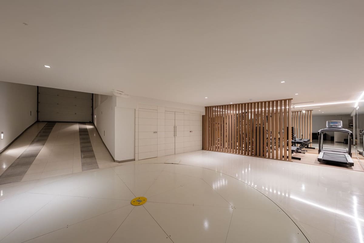 4 bedroom Villa for sale in Marbella with pool garage - € 10,900,000 (Ref: 9676002)