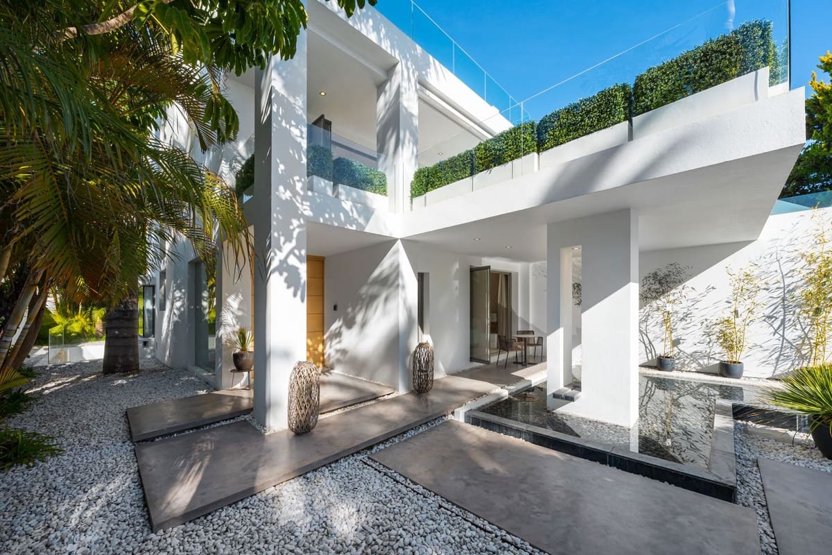 4 bedroom Villa for sale in Marbella with pool garage - € 10,900,000 (Ref: 9676002)