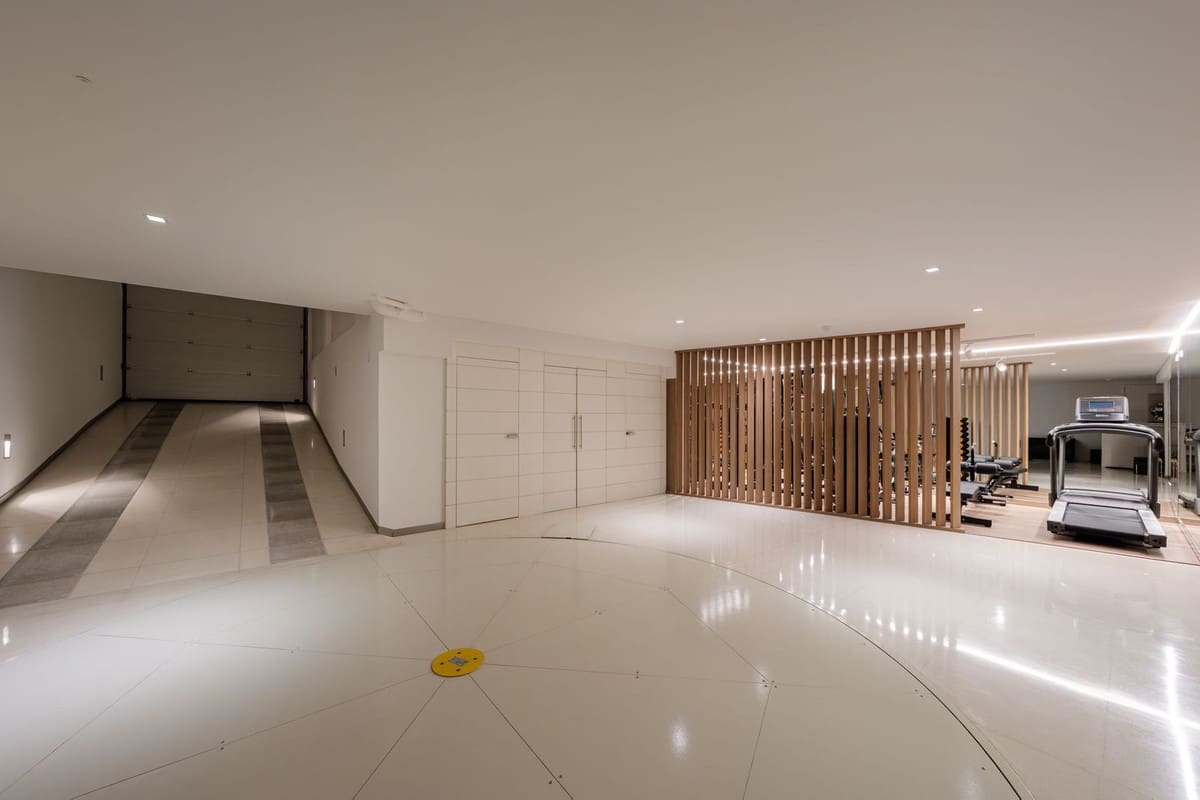 4 slaapkamer Villa te koop in Marbella met zwembad garage - € 10.900.000 (Ref: 9676002)