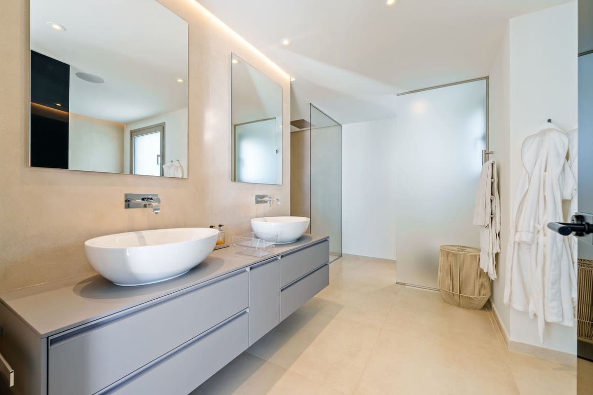 3 chambre Villa/Maison à vendre à Nueva Andalucia avec piscine - 3 150 000 € (Ref: 9676003)