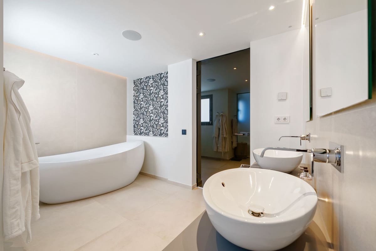 3 chambre Villa/Maison à vendre à Nueva Andalucia avec piscine - 3 150 000 € (Ref: 9676003)