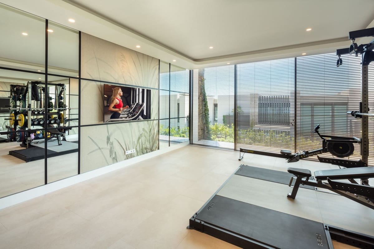 7 bedroom Villa for sale in La Quinta with pool garage - € 9,950,000 (Ref: 9679168)