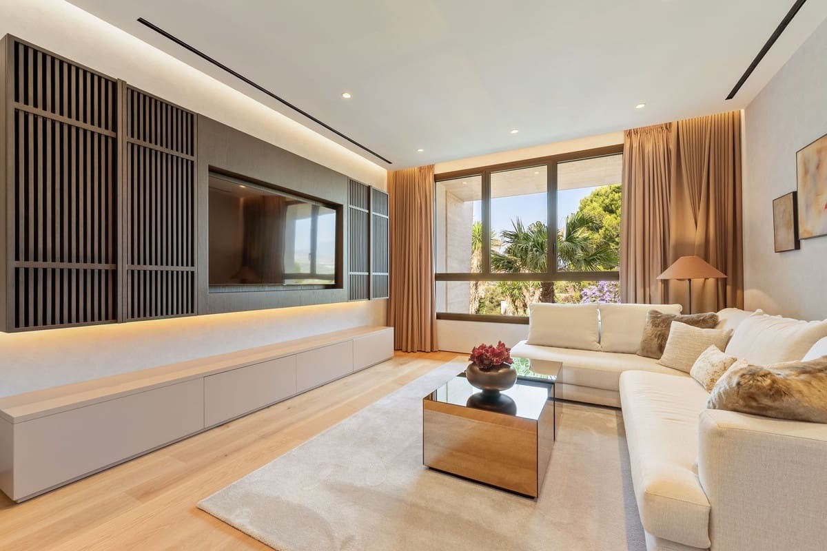 4 slaapkamer Villa te koop in Golden Mile met zwembad garage - € 11.400.000 (Ref: 9685754)