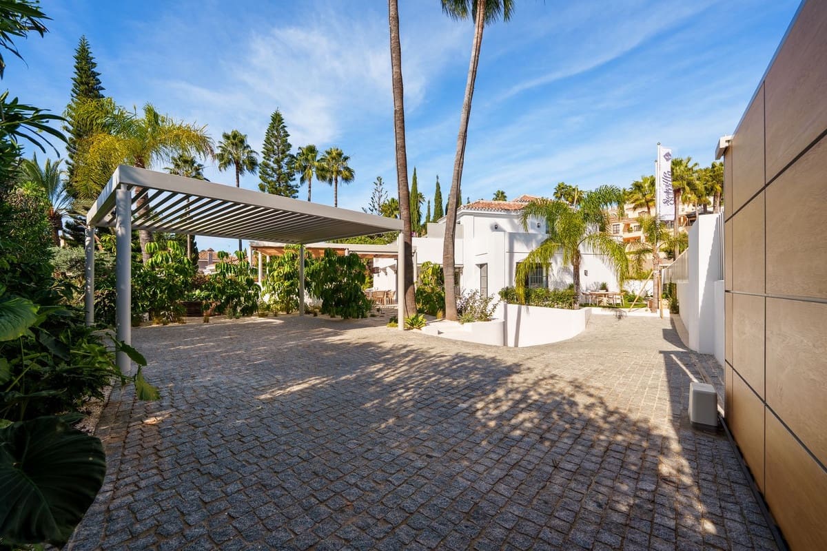 5 soverom Villa til salgs i La Quinta med svømmebasseng garasje - € 6 250 000 (Ref: 9694103)
