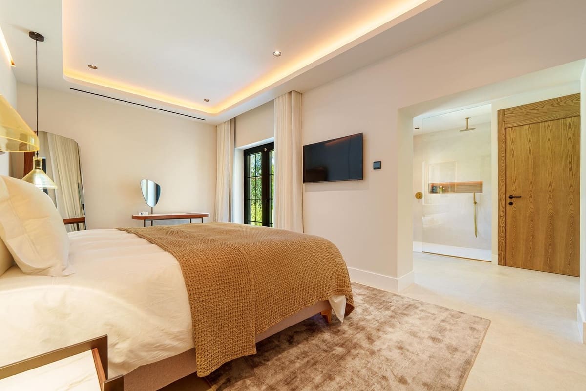 5 bedroom Villa for sale in Puerto Banus with pool garage - € 6,500,000 (Ref: 9694104)