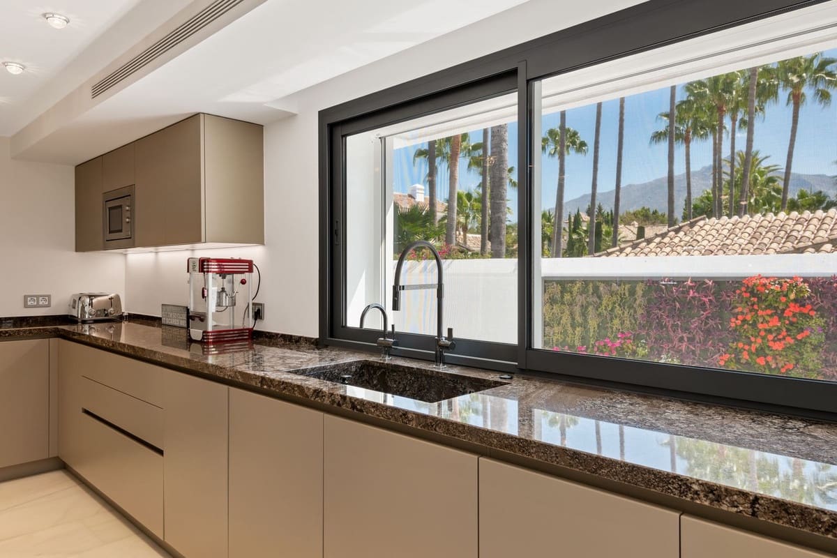 6 chambre Villa/Maison à vendre à Nueva Andalucia avec piscine garage - 9 750 000 € (Ref: 9696967)