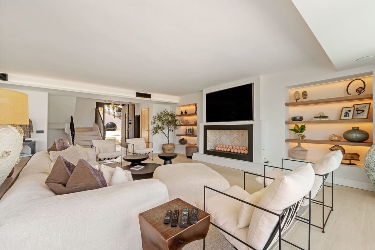 6 soverom Villa til salgs i Nueva Andalucia med svømmebasseng garasje - € 9 950 000 (Ref: 9697780)