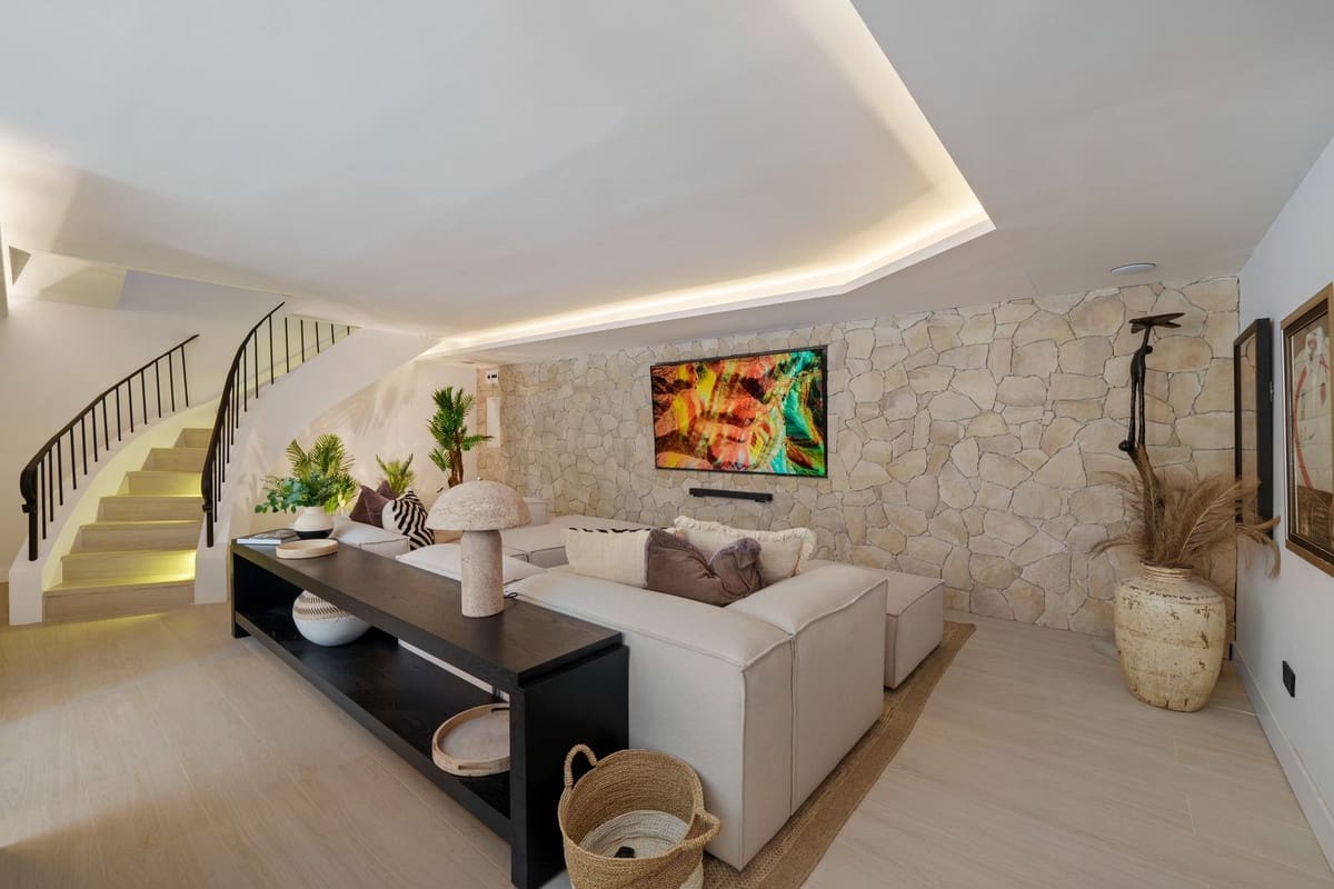 6 soverom Villa til salgs i Nueva Andalucia med svømmebasseng garasje - € 9 950 000 (Ref: 9697780)