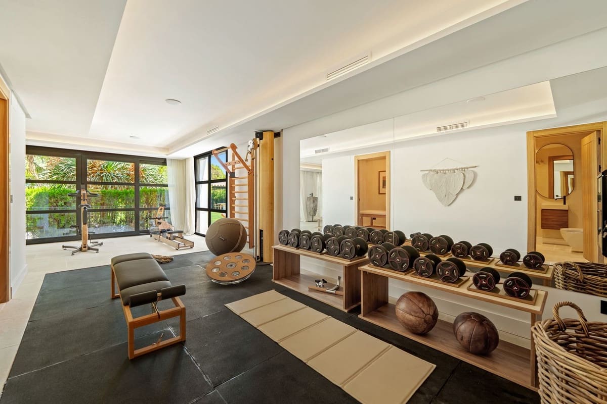 6 soverom Villa til salgs i Nueva Andalucia med svømmebasseng garasje - € 9 950 000 (Ref: 9697780)