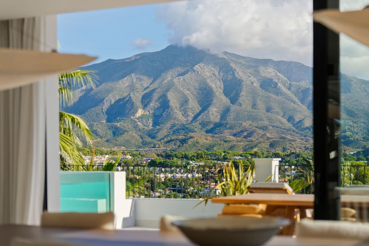 6 soverom Villa til salgs i Nueva Andalucia med svømmebasseng garasje - € 9 950 000 (Ref: 9697780)