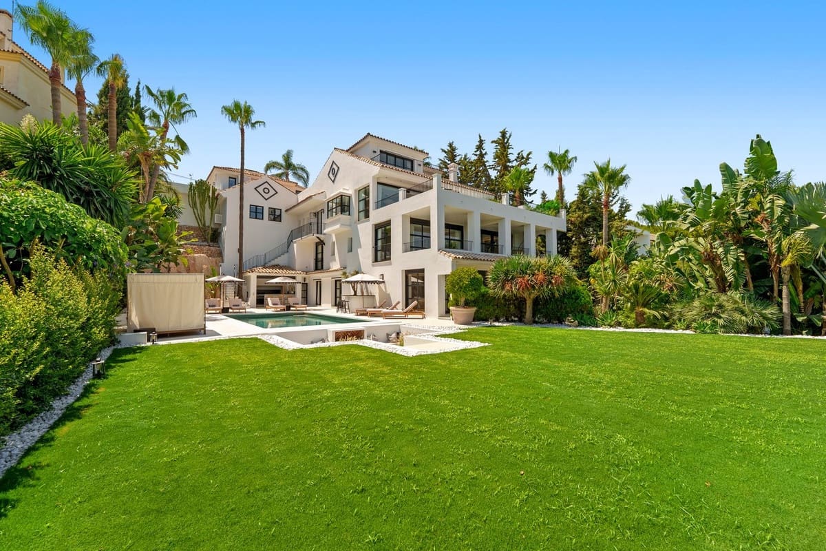 6 soverom Villa til salgs i Nueva Andalucia med svømmebasseng garasje - € 9 950 000 (Ref: 9697780)
