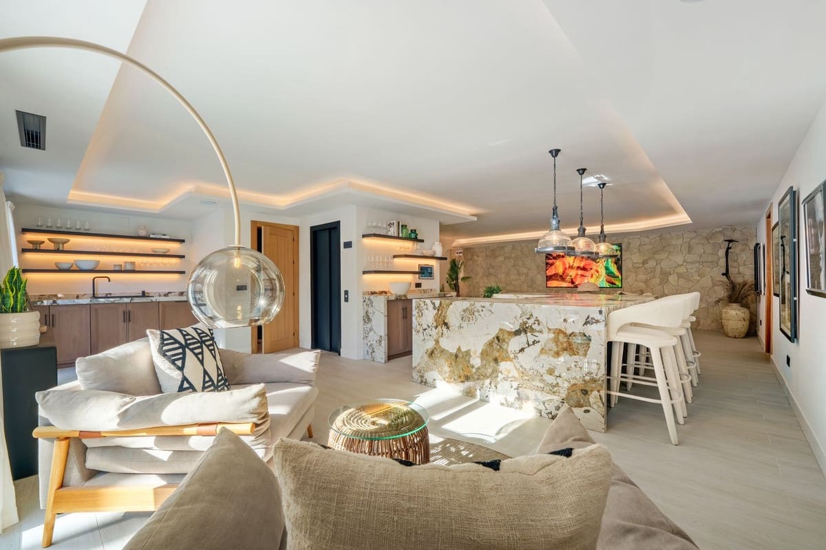 6 soverom Villa til salgs i Nueva Andalucia med svømmebasseng garasje - € 9 950 000 (Ref: 9697780)