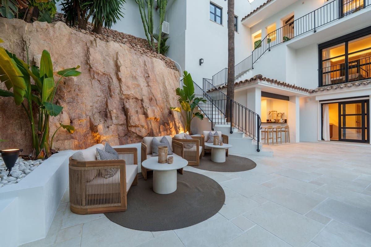 6 soverom Villa til salgs i Nueva Andalucia med svømmebasseng garasje - € 9 950 000 (Ref: 9697780)