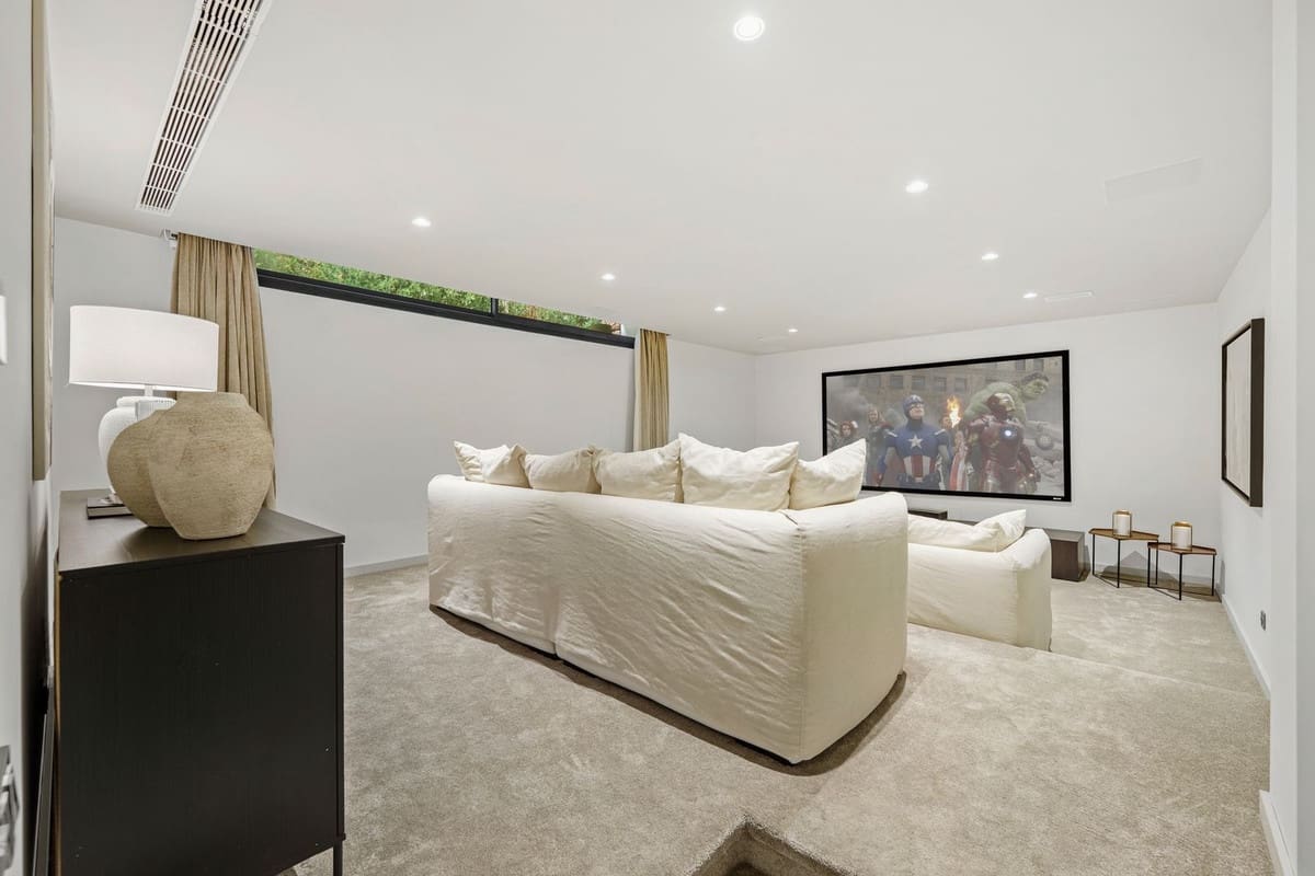 5 bedroom Villa for sale in Nueva Andalucia with pool garage - € 4,895,000 (Ref: 9697782)