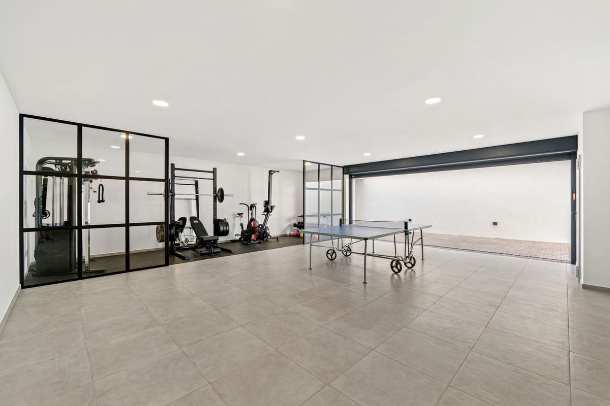 5 bedroom Villa for sale in Nueva Andalucia with pool garage - € 4,895,000 (Ref: 9697782)