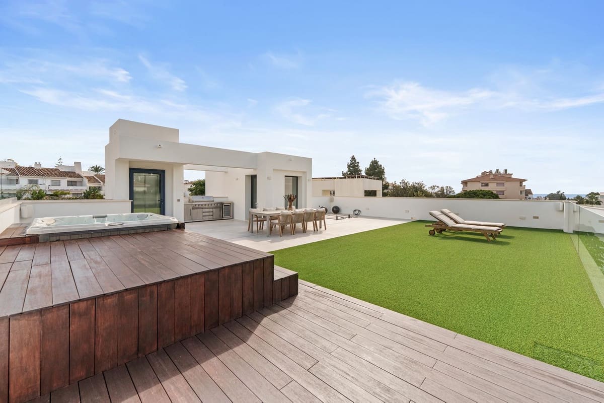 5 soverom Villa til salgs i Nueva Andalucia med svømmebasseng garasje - € 4 895 000 (Ref: 9697782)