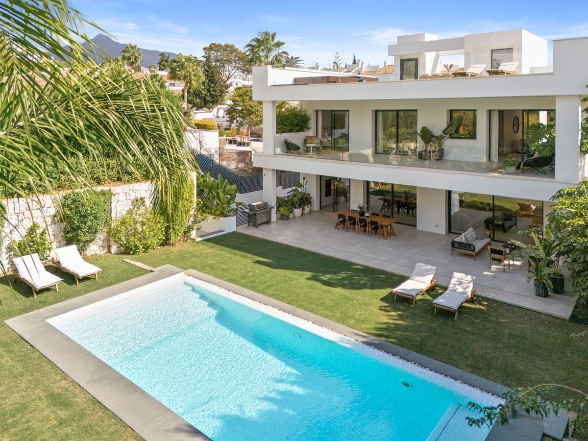 5 soverom Villa til salgs i Nueva Andalucia med svømmebasseng garasje - € 4 895 000 (Ref: 9697782)