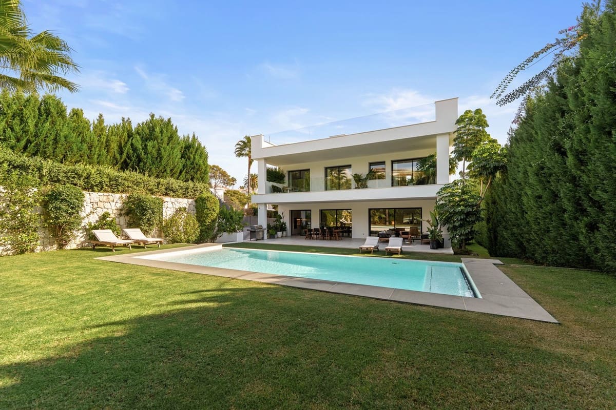5 soverom Villa til salgs i Nueva Andalucia med svømmebasseng garasje - € 4 895 000 (Ref: 9697782)