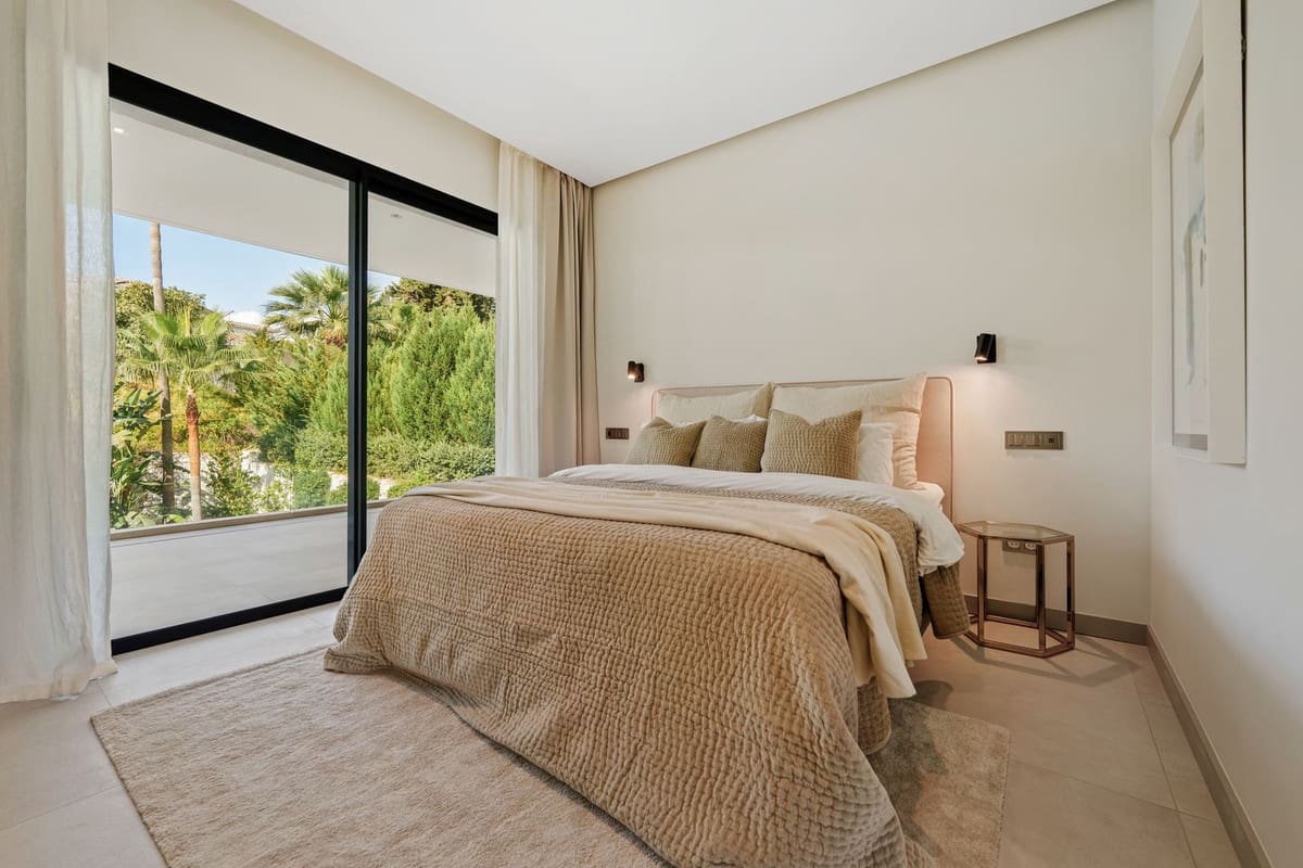 5 soverom Villa til salgs i Nueva Andalucia med svømmebasseng garasje - € 4 895 000 (Ref: 9697782)