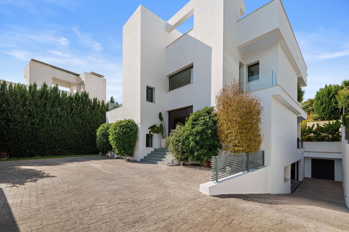 5 soverom Villa til salgs i Nueva Andalucia med svømmebasseng garasje - € 4 895 000 (Ref: 9697782)
