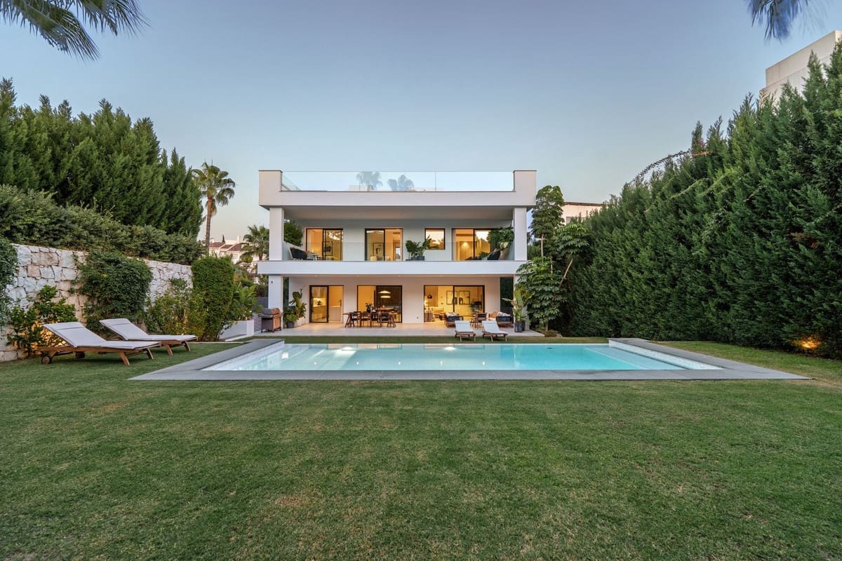 5 soverom Villa til salgs i Nueva Andalucia med svømmebasseng garasje - € 4 895 000 (Ref: 9697782)