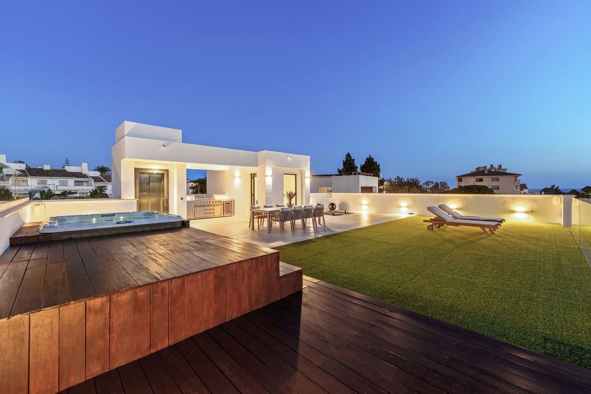 5 soverom Villa til salgs i Nueva Andalucia med svømmebasseng garasje - € 4 895 000 (Ref: 9697782)