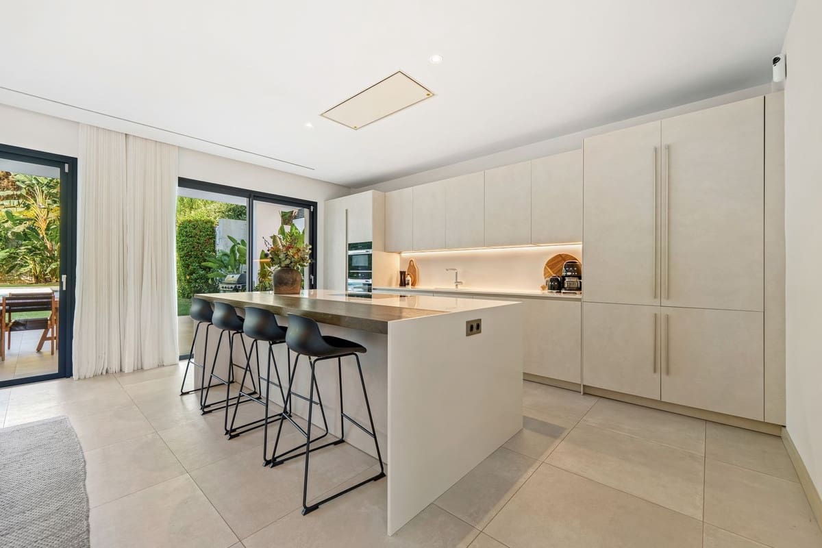 5 soverom Villa til salgs i Nueva Andalucia med svømmebasseng garasje - € 4 895 000 (Ref: 9697782)