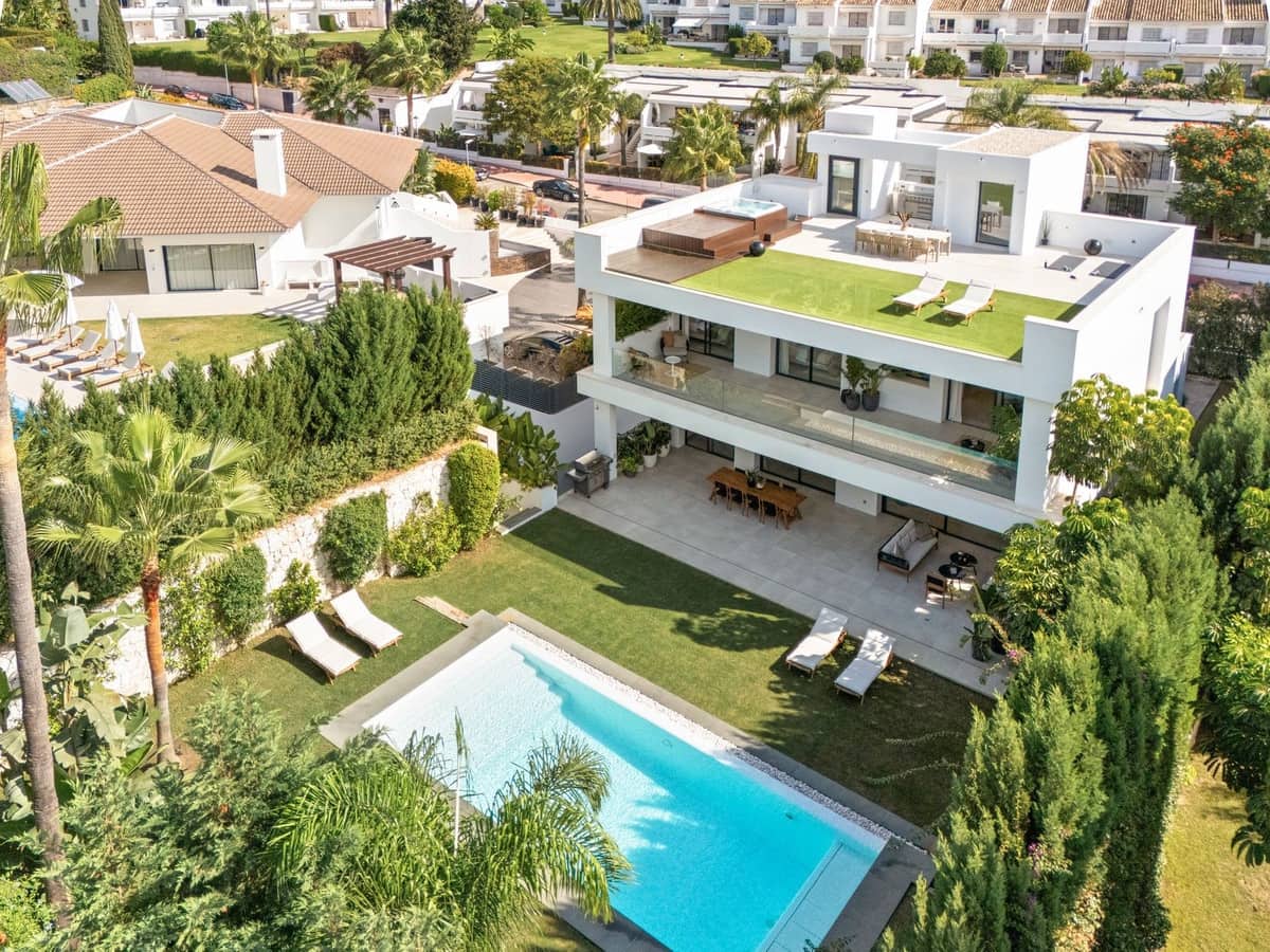 5 soverom Villa til salgs i Nueva Andalucia med svømmebasseng garasje - € 4 895 000 (Ref: 9697782)