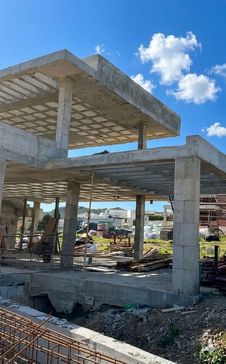 4 bedroom Villa for sale in Estepona with pool garage - € 1,395,000 (Ref: 9699880)