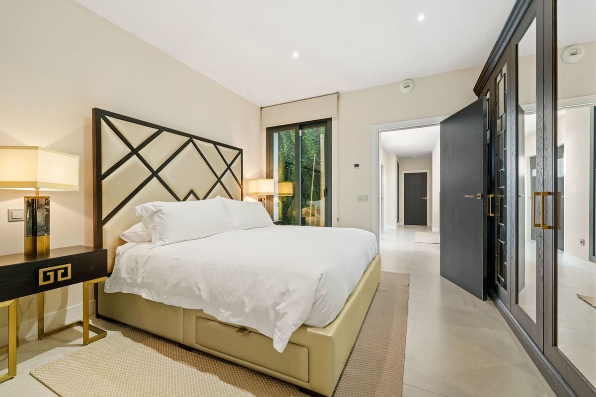 6 bedroom Villa for sale in La Quinta with garage - € 4,695,000 (Ref: 9700116)