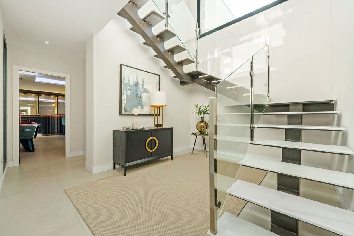 6 bedroom Villa for sale in La Quinta with garage - € 4,695,000 (Ref: 9700116)