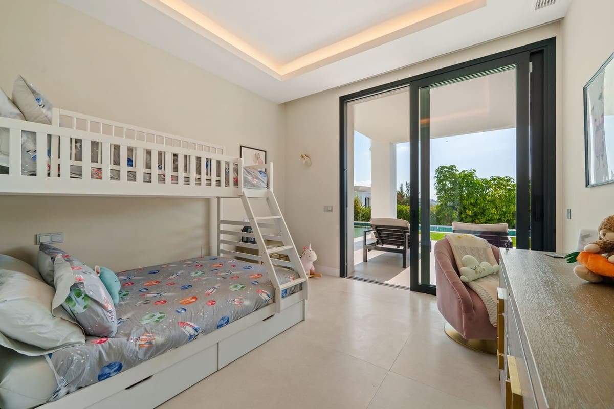 6 bedroom Villa for sale in La Quinta with garage - € 4,695,000 (Ref: 9700116)