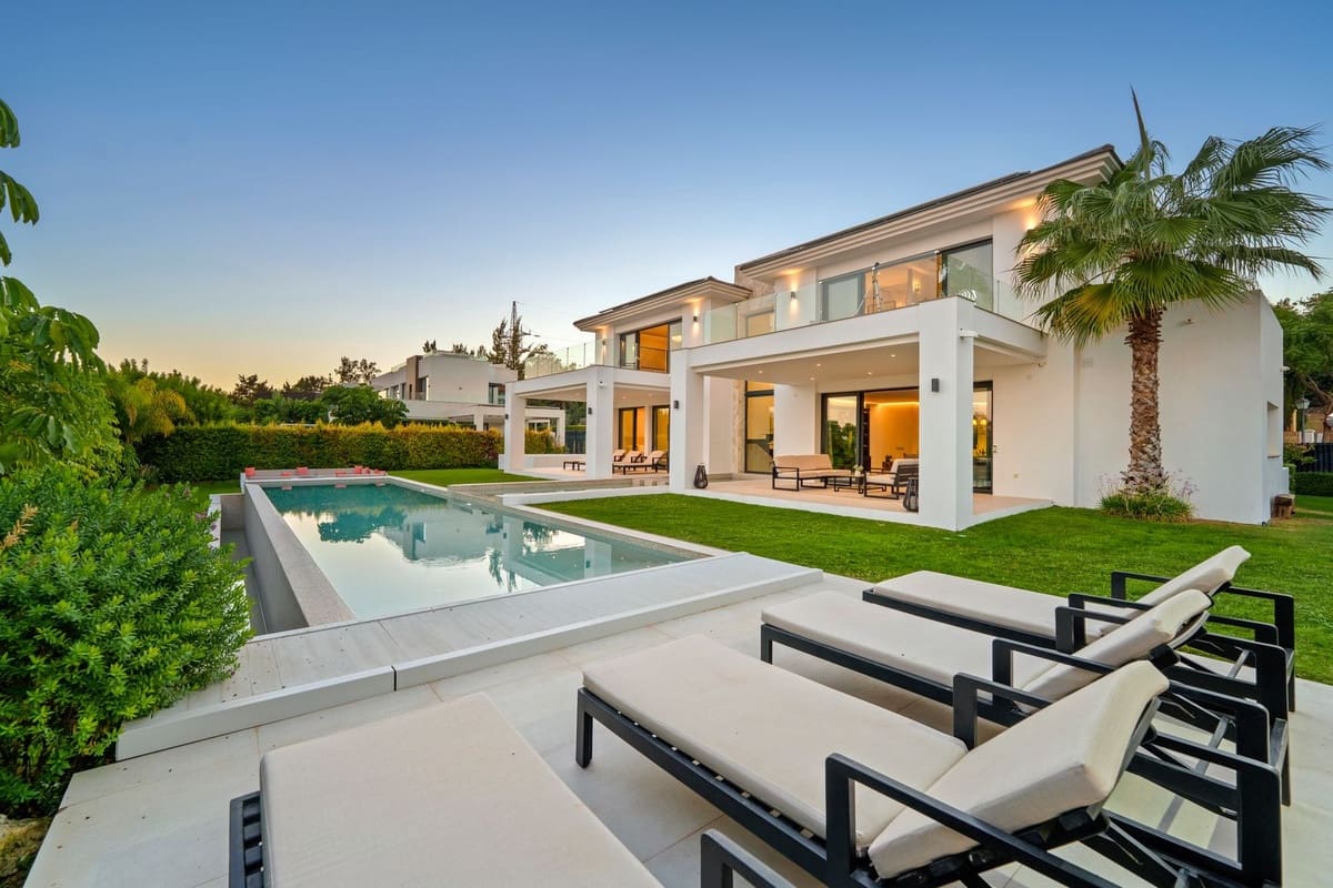 6 bedroom Villa for sale in La Quinta with garage - € 4,695,000 (Ref: 9700116)