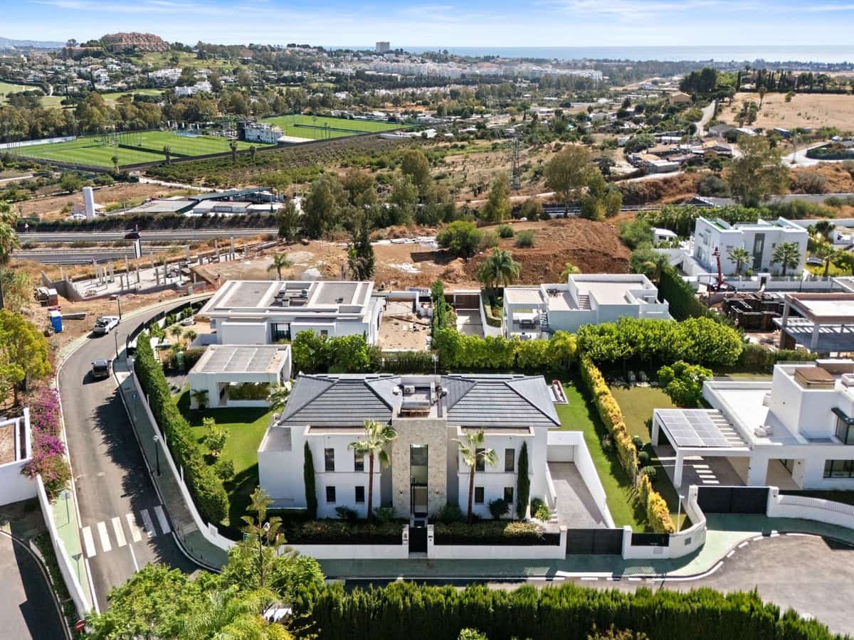 6 bedroom Villa for sale in La Quinta with garage - € 4,695,000 (Ref: 9700116)