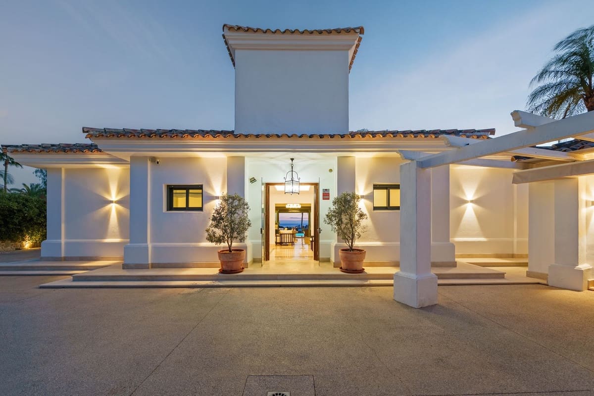 4 bedroom Villa for sale in Nueva Andalucia with pool garage - € 4,390,000 (Ref: 9700117)